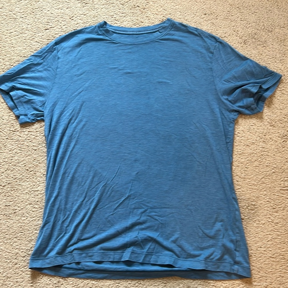 Men’s lululemon blue t shirt sz L